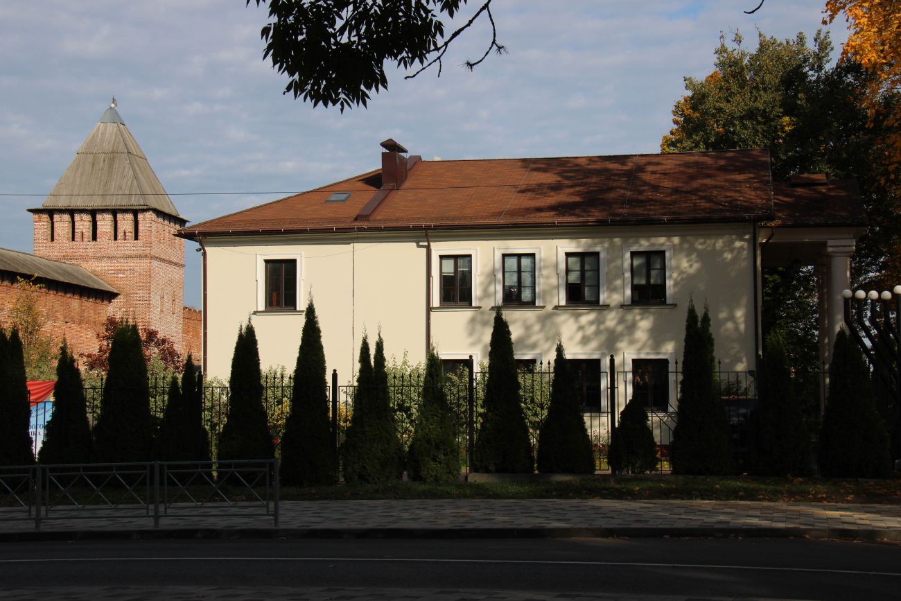 Смоленск, Улица Исаковского, 9; Улица Исаковского, 9*