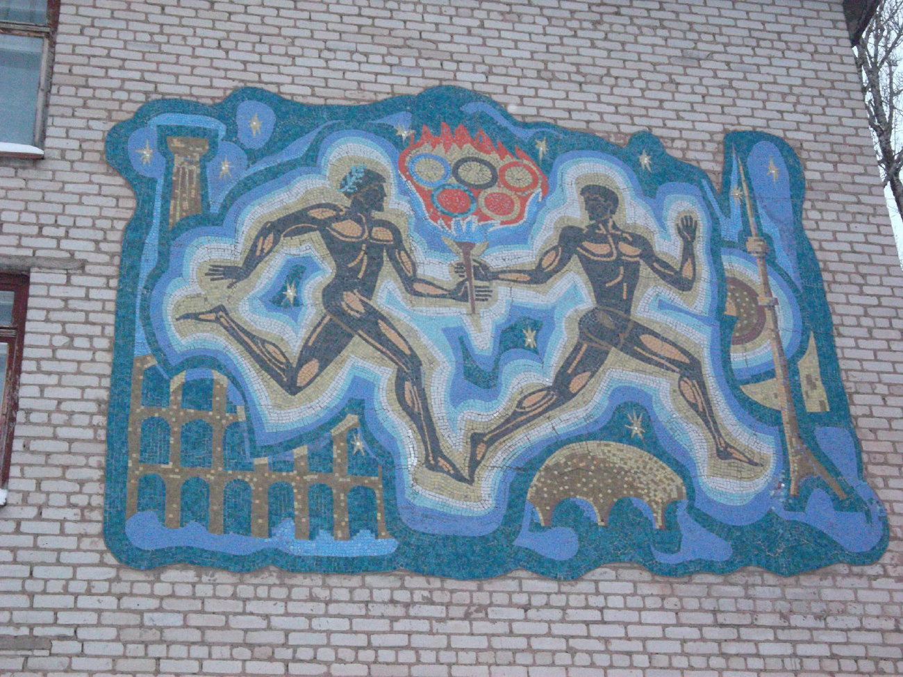Пикалёво, Школьная улица, 62. Монументальное искусство (мозаики, росписи, барельефы, сграфито)