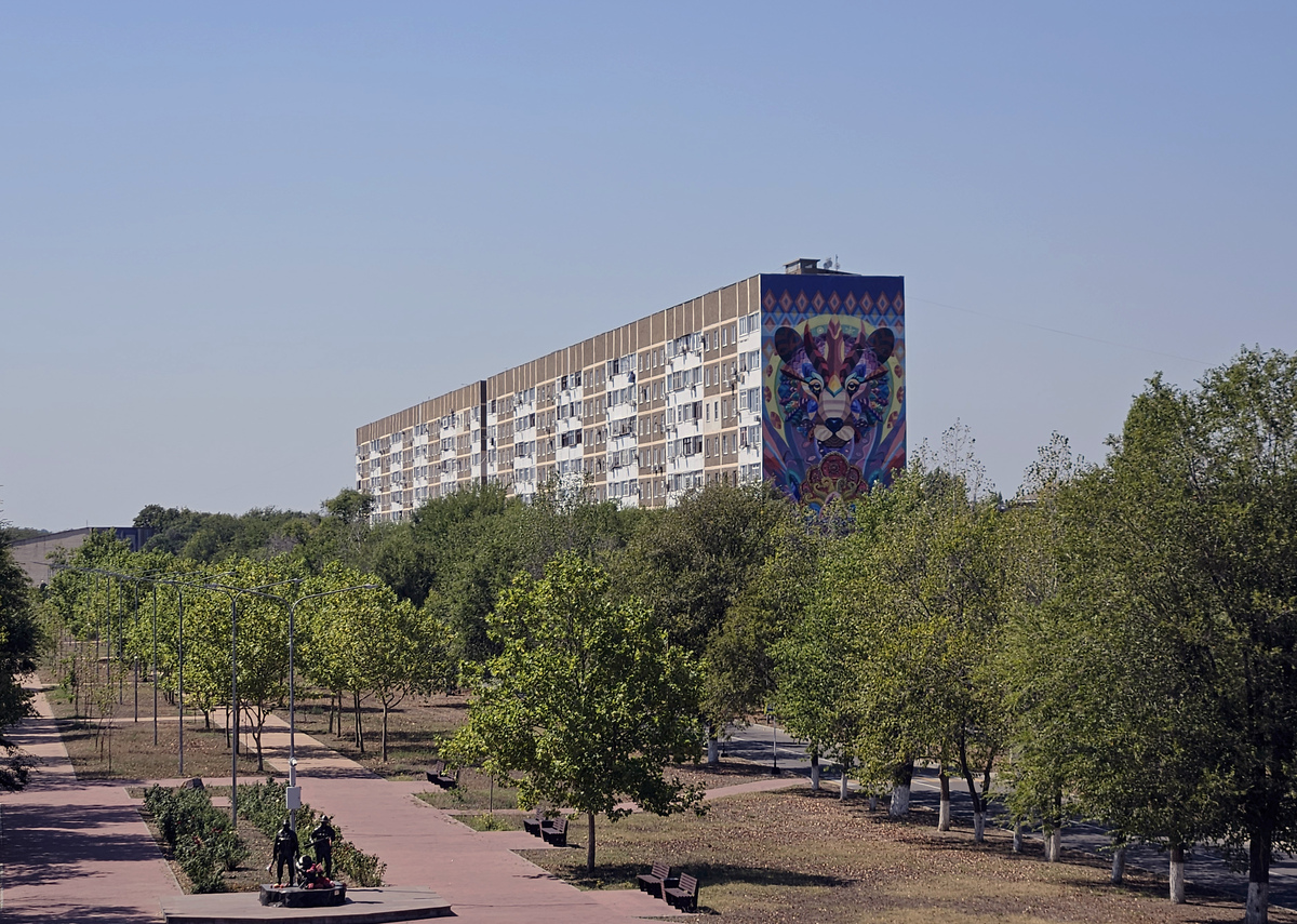 Солнечнодольск, Молодёжная улица, 23 стр. 1. Монументальное искусство (мозаики, росписи, барельефы, сграфито)