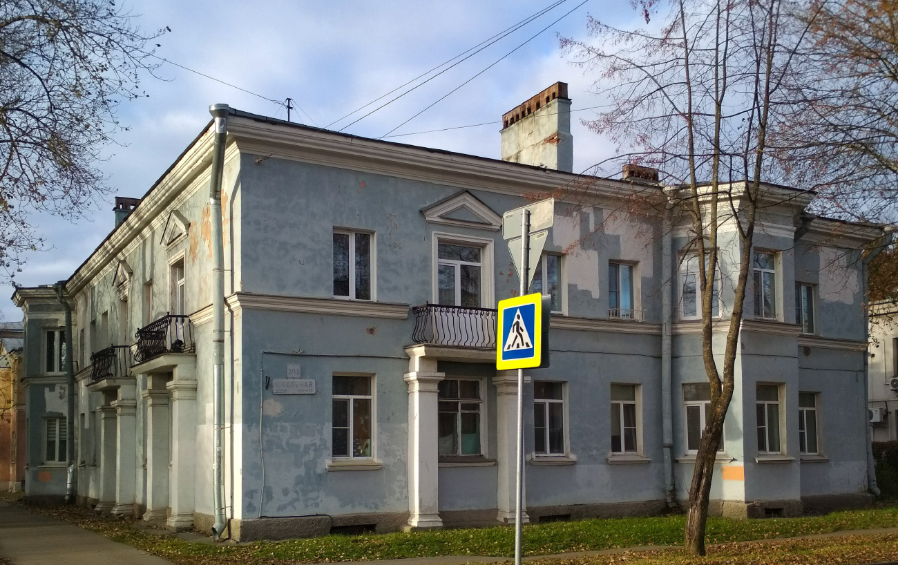 Металлострой, Школьная улица, 2 / Железнодорожная улица, 15