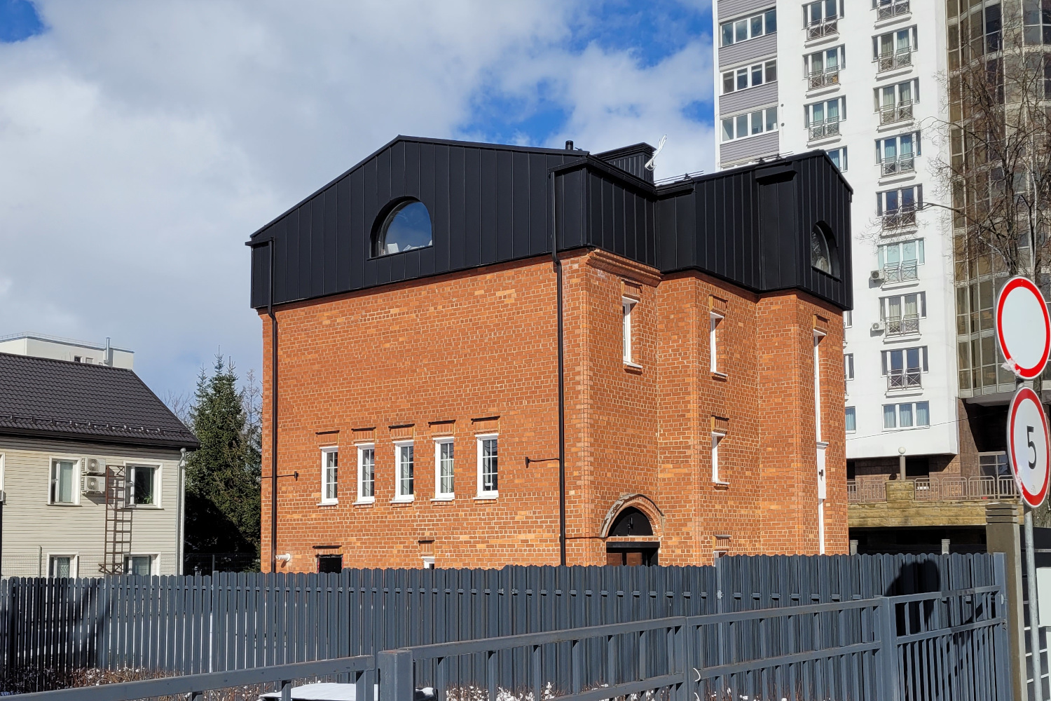 Минск, Беломорская улица, 17 / Улица 2-я Шестая Линия, 7