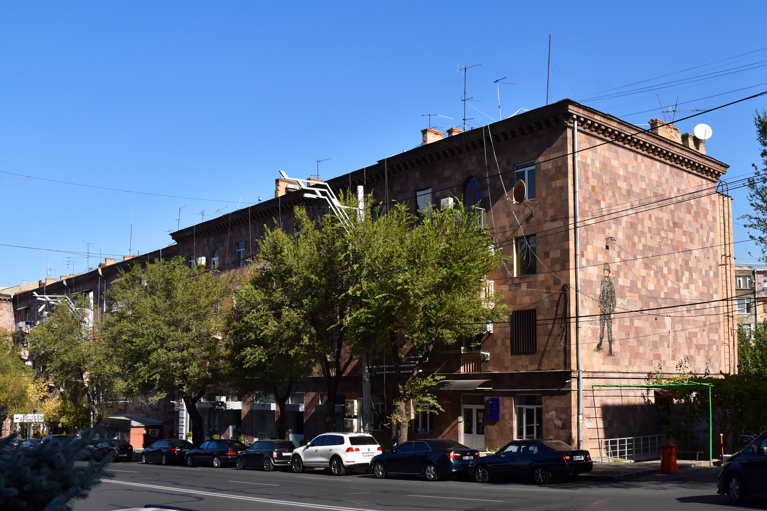 Ереван, Улица Саят-Нова, 37. Монументальное искусство (мозаики, росписи, барельефы, сграфито)