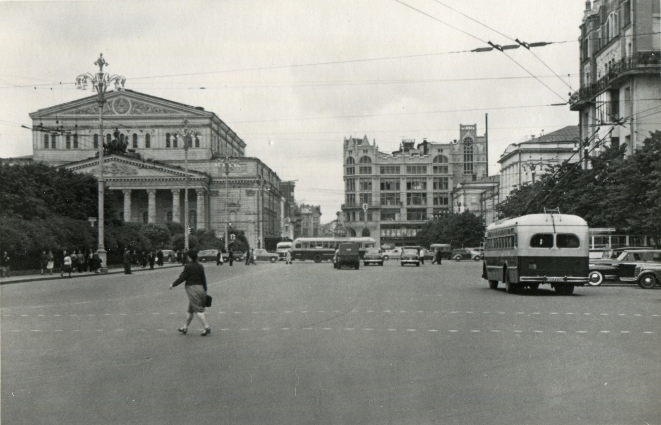 Москва, Театральная площадь, 1; Улица Петровка, 2; Театральный проезд, 2; Театральный проезд, 1