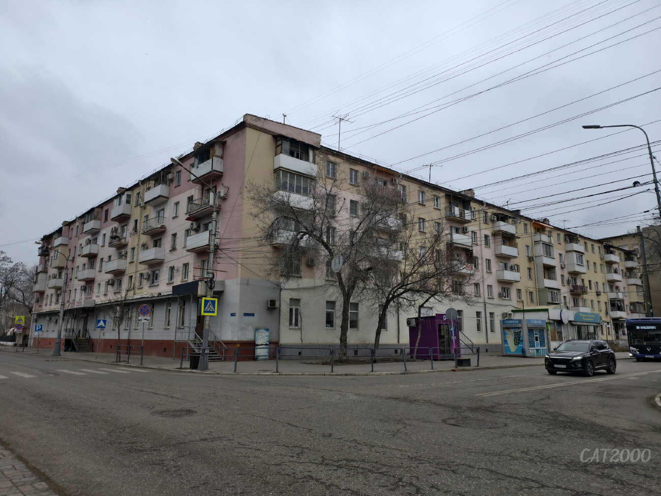 Астрахань, Улица Ленина, 19 / Коммунистическая улица, 1; Коммунистическая улица, 3А