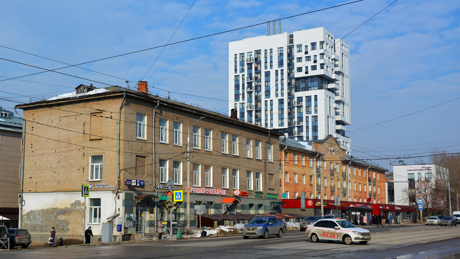 Пермь, Улица Мира, 104 / Улица Космонавта Леонова, 19; Улица Мира, 100; Улица Мира, 102