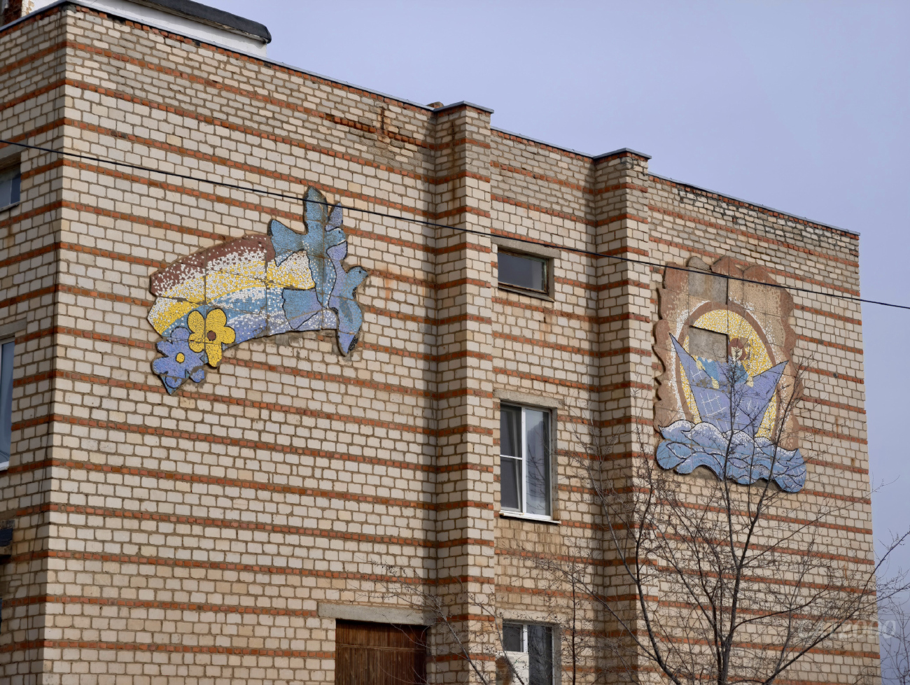 Икряное, Улица Мира, 36. Монументальное искусство (мозаики, росписи, барельефы, сграфито)