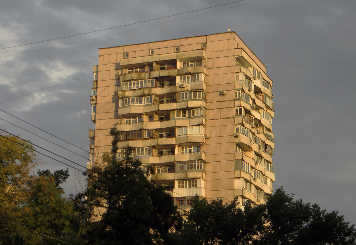 Ростов-на-Дону, Ворошиловский проспект, 64 / Улица Варфоломеева, 257