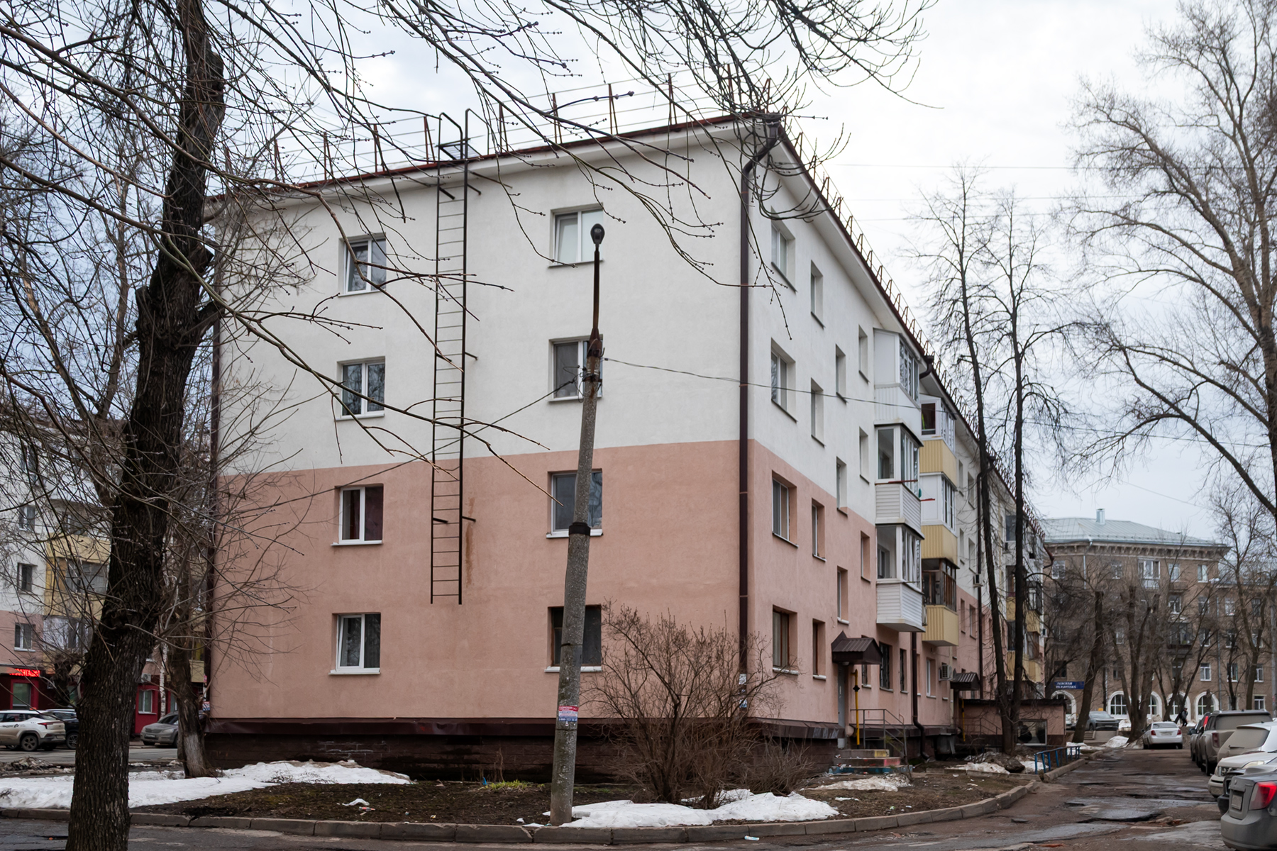 Уфа, Улица Конституции, 8 / Кольцевая улица, 35