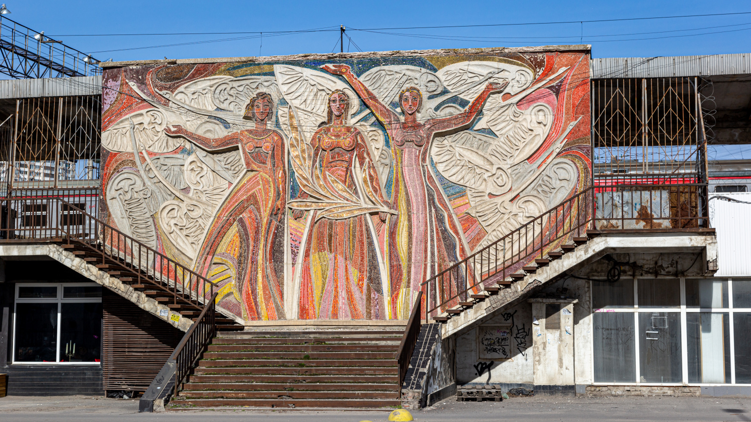 Волгоград, Коммунистическая улица, 23. Монументальное искусство (мозаики, росписи, барельефы, сграфито)