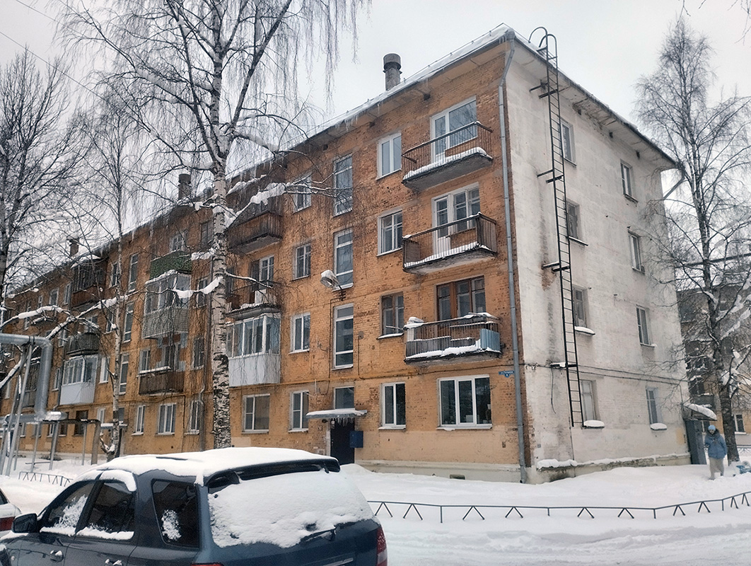 Мирный, Улица Гагарина, 8