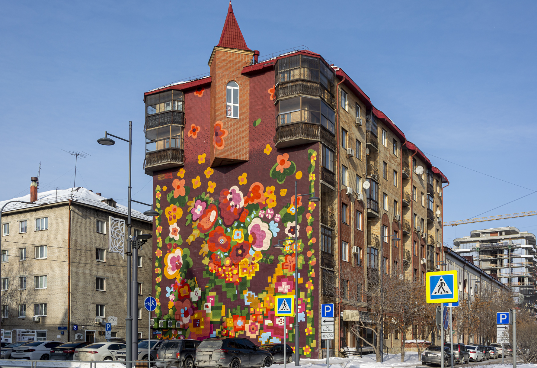 Tyumen, Улица Красина, 10. Монументальное искусство (мозаики, росписи)