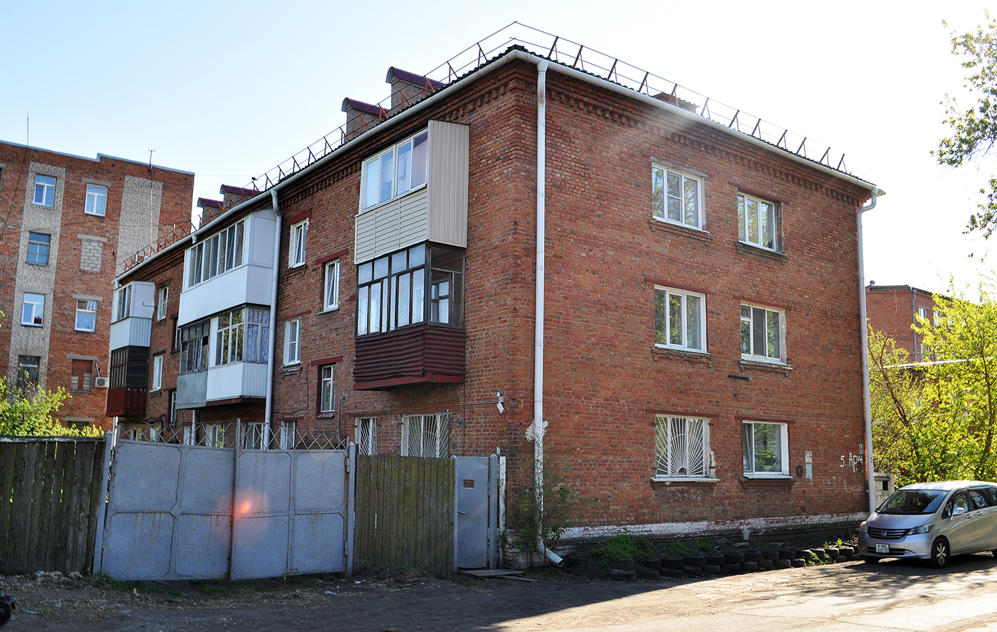 Омск, Тарская улица, 98 / Улица 5-й Армии, 64