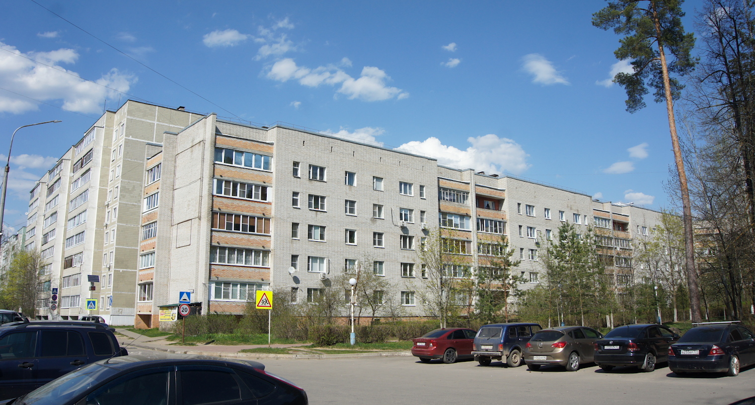 Кремёнки, Улица Маршала Жукова, 1