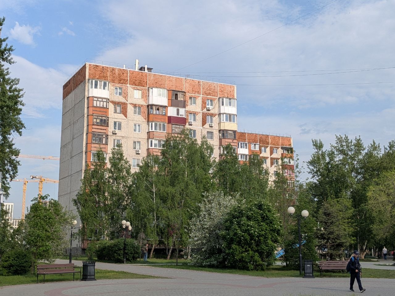 Тюмень, Улица Домостроителей, 22; Улица Домостроителей, 20