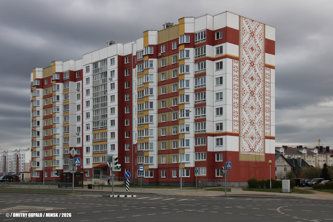 Минск, Улица Павлины Медёлки, 15. Монументальное искусство (мозаики, росписи, барельефы, сграфито)