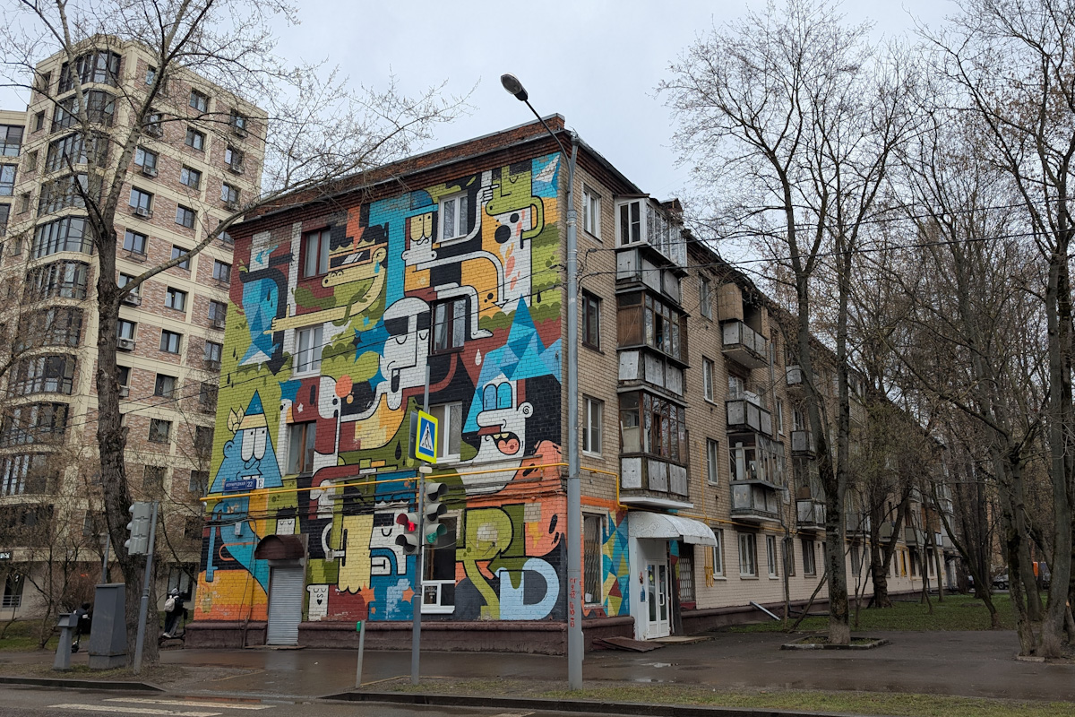 Москва, Изумрудная улица, 22. Монументальное искусство (мозаики, росписи, барельефы, сграфито)