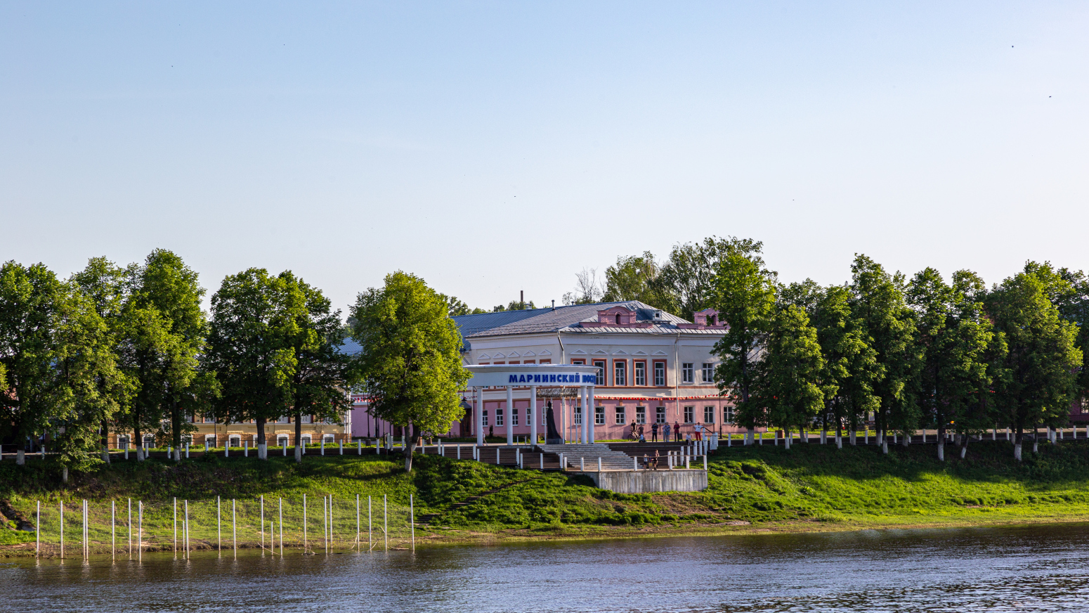 Мариинский Посад, Набережная улица, 24 / Ленинская улица, 1