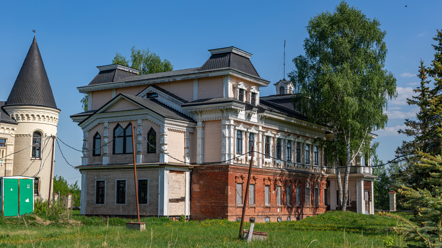 Красный Профинтерн, Набережная улица, 1