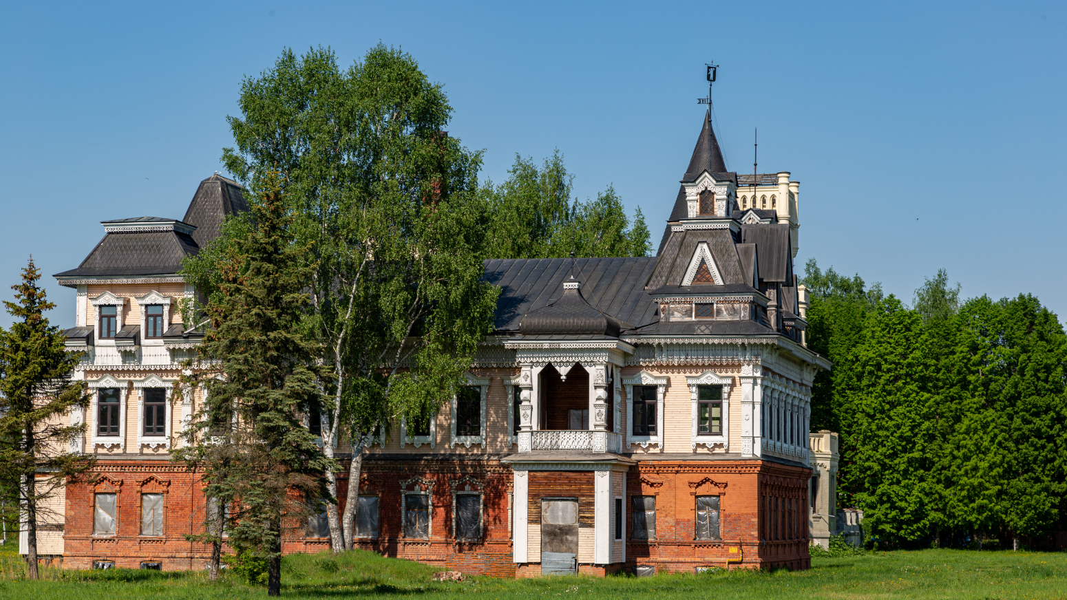 Красный Профинтерн, Набережная улица, 1