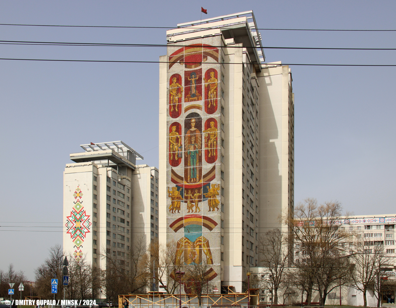 Минск, Проспект Независимости, 131 корп. 1; Проспект Независимости, 131 корп. 2. Монументальное искусство (мозаики, росписи, барельефы, сграфито)