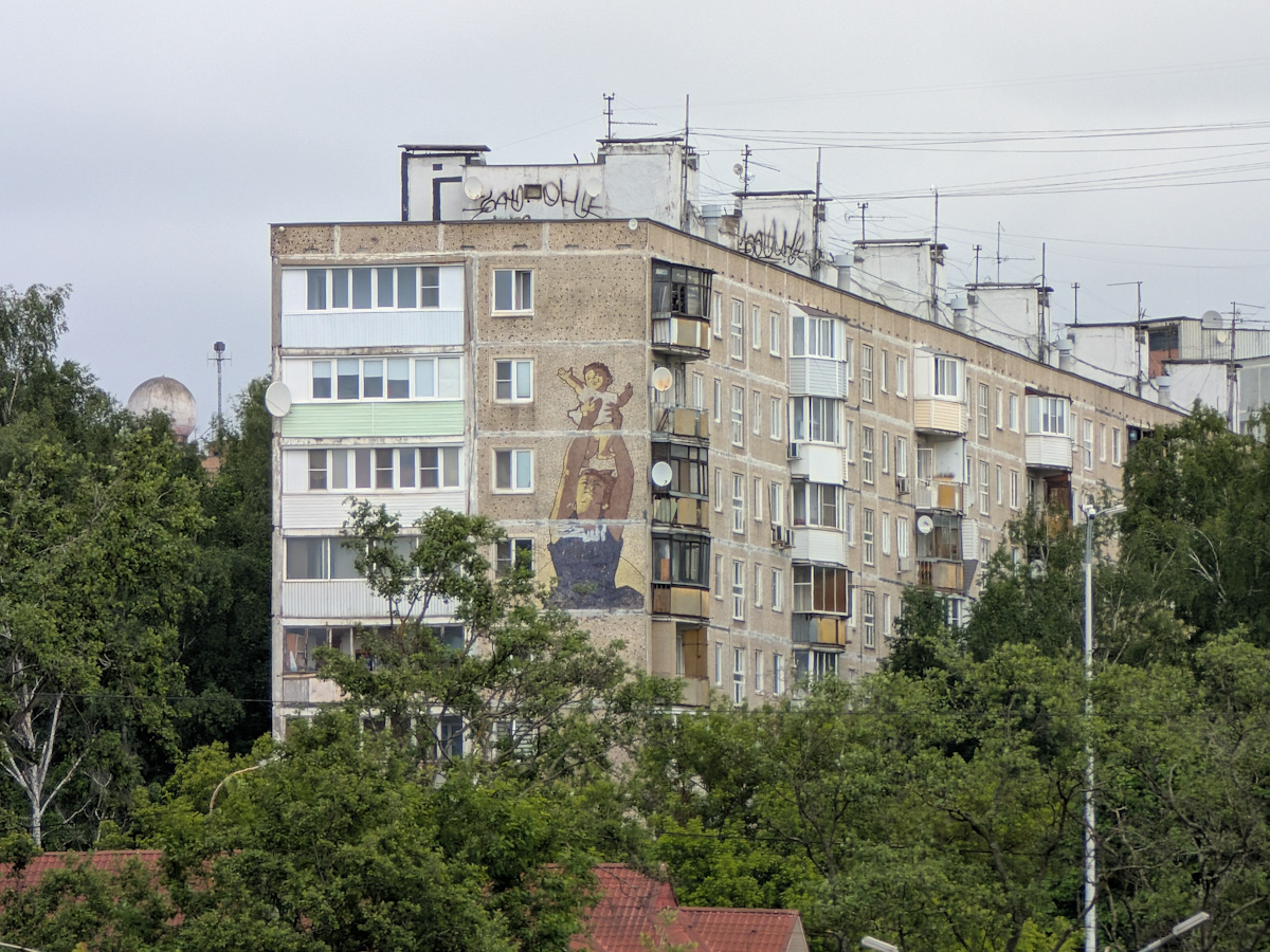 Красногорск, Улица 50 лет Октября, 2 / Железнодорожная улица, 37. Монументальное искусство (мозаики, росписи, барельефы, сграфито)