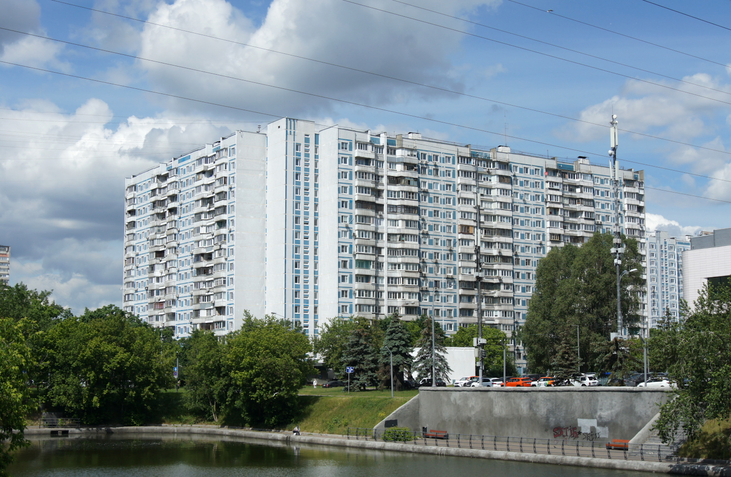 Москва, Новочеркасский бульвар, 21; Улица Маршала Голованова, 16