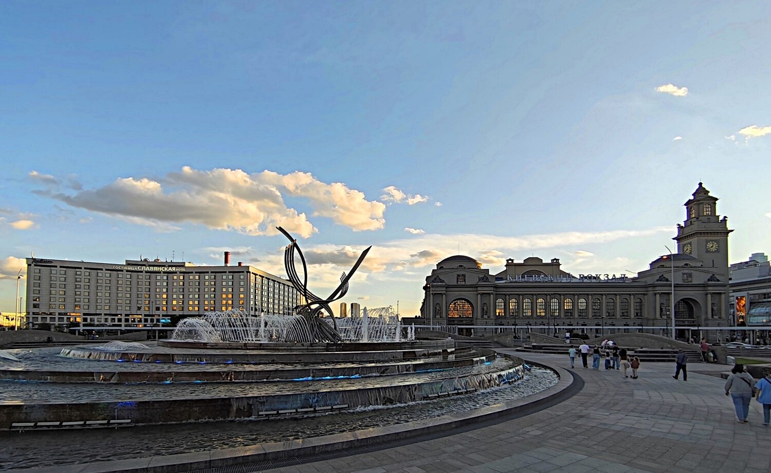 Москва, Площадь Евразии, 2; Площадь Киевского вокзала, 1
