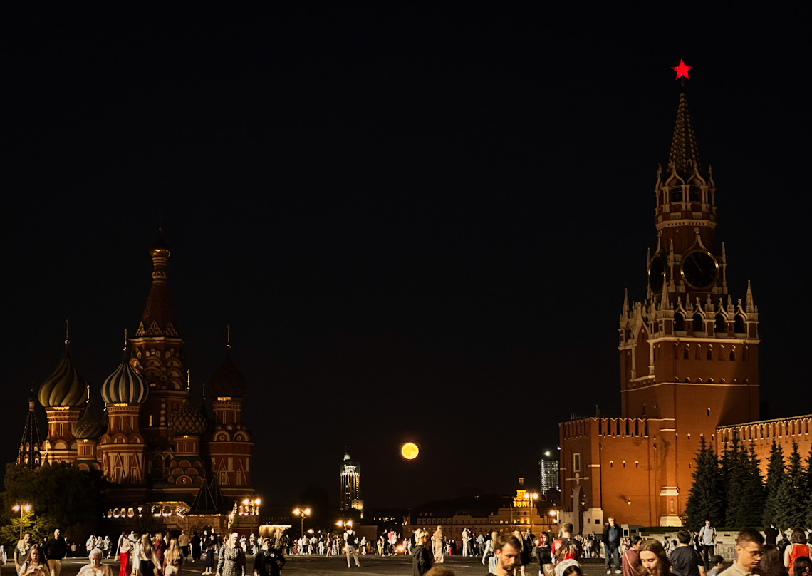 Москва, Красная площадь, 7; Кремль, 7А (Спасская башня)