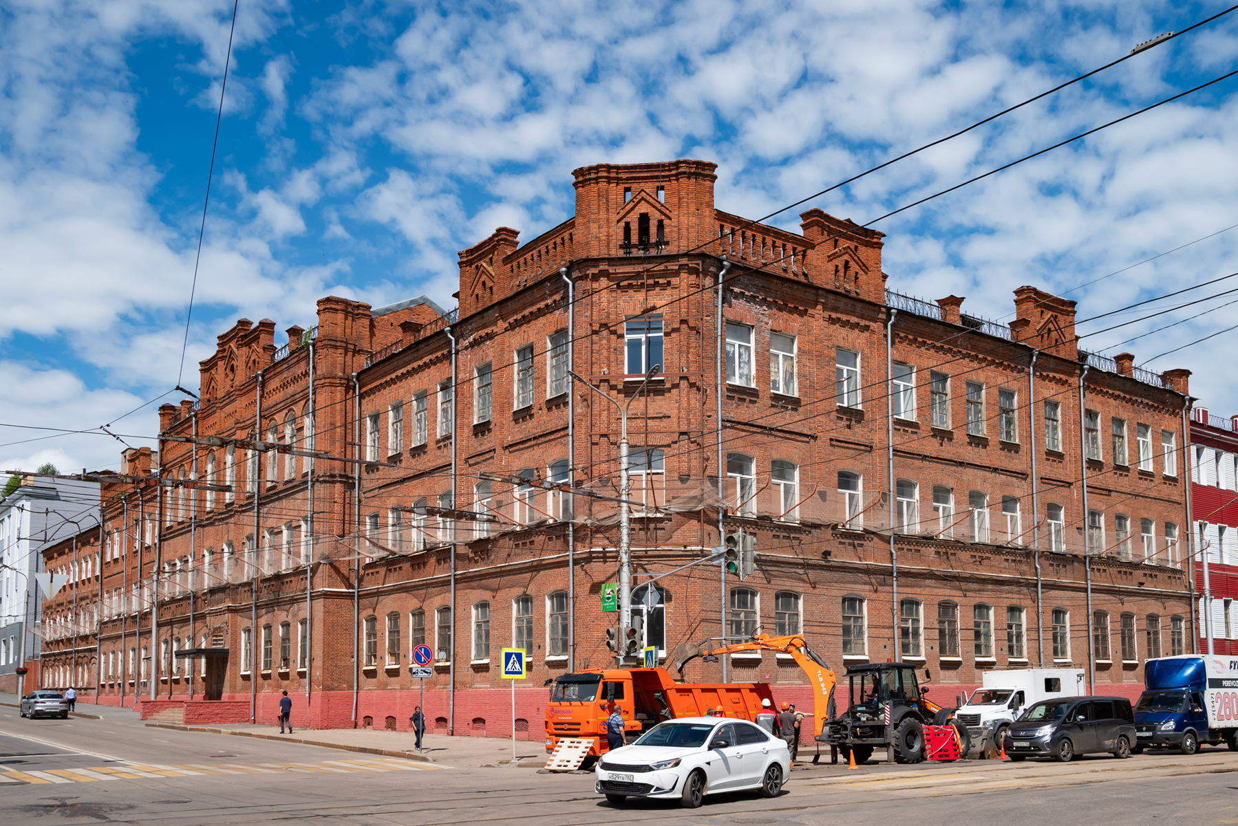 Уфа, Коммунистическая улица, 23 / Улица Аксакова, 67