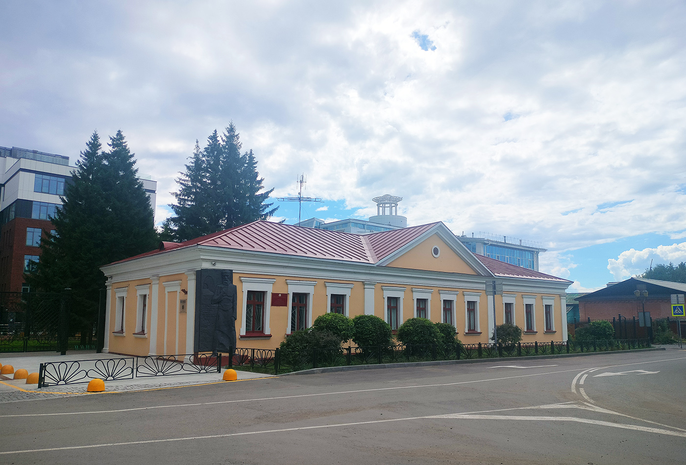 Омск, Улица Достоевского, 1 / Улица Победы, 4