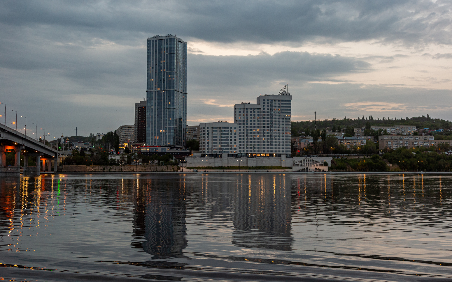 Саратов, Славянская площадь, 2; Большая Затонская улица, 12