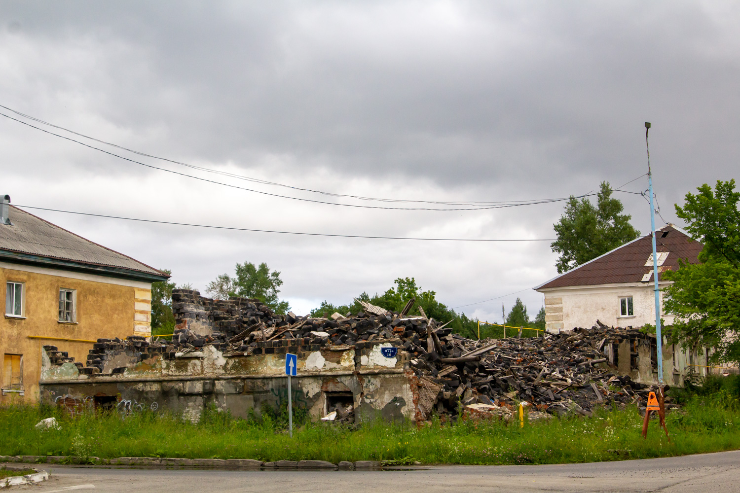 Углеуральский, Улица Мира, 10