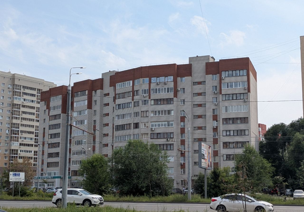 Казань, Чистопольская улица, 10 / Улица Бондаренко, 8
