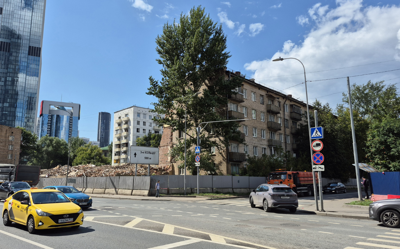 Москва, 1-й Красногвардейский проезд, 18 / Улица Антонова-Овсеенко, 1 корп. 3; Улица Антонова-Овсеенко, 1 / 1-й Красногвардейский проезд, 18 корп.  2