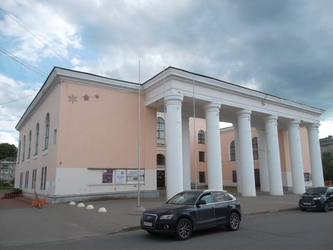 Пикалёво, Площадь Комсомола, 1