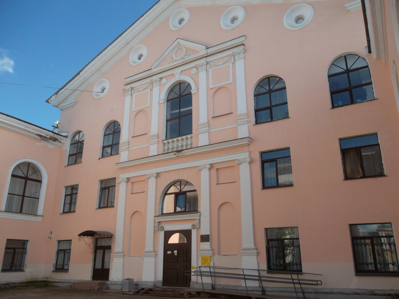 Пикалёво, Площадь Комсомола, 1