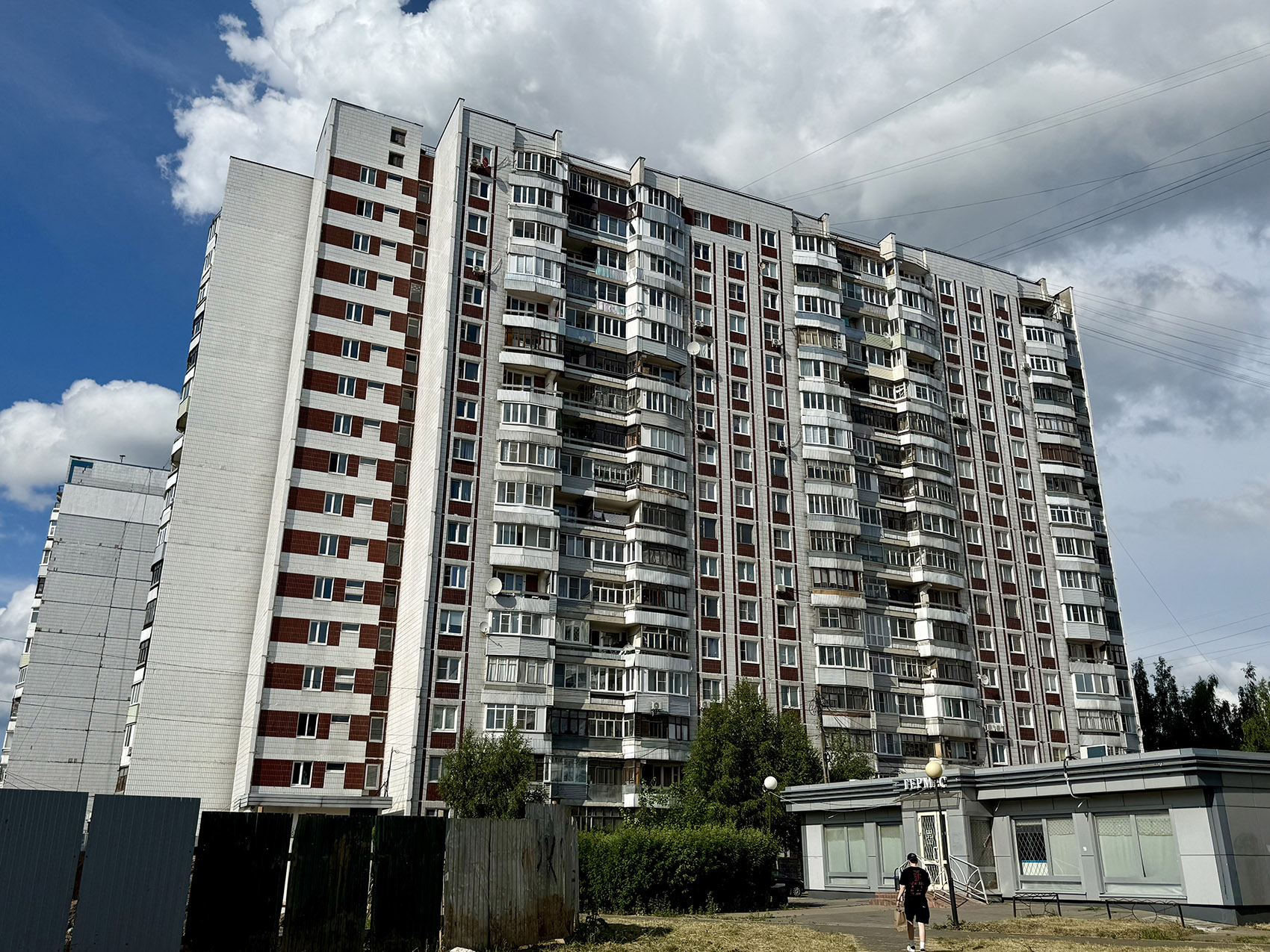 Ярославль, Проезд Моторостроителей, 14 / Ленинградский проспект, 84