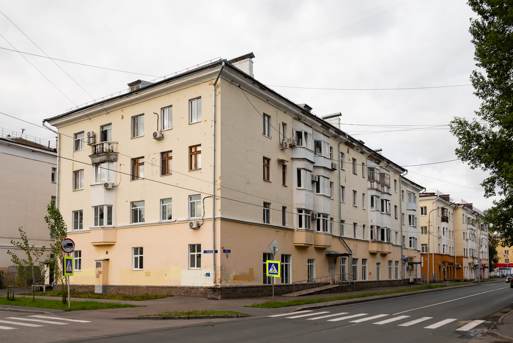 Уфа, Кольцевая улица, 38 / Улица Льва Толстого, 7