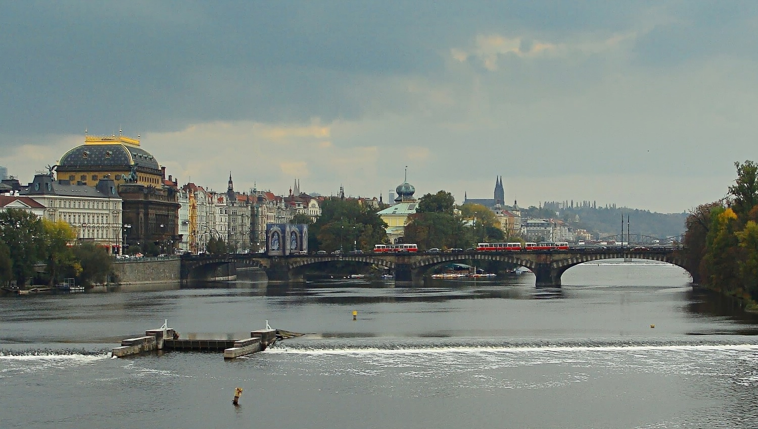 Прага, Ostrovní, 1 / Národní, 2; Most Legií