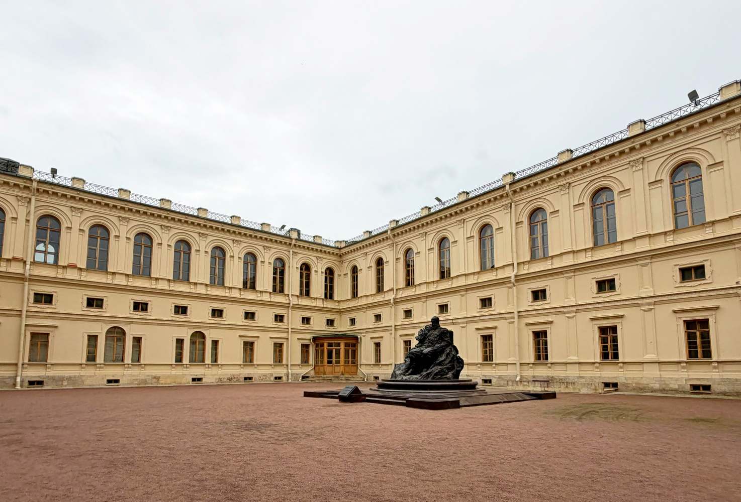 Гатчина, Красноармейский проспект, 1