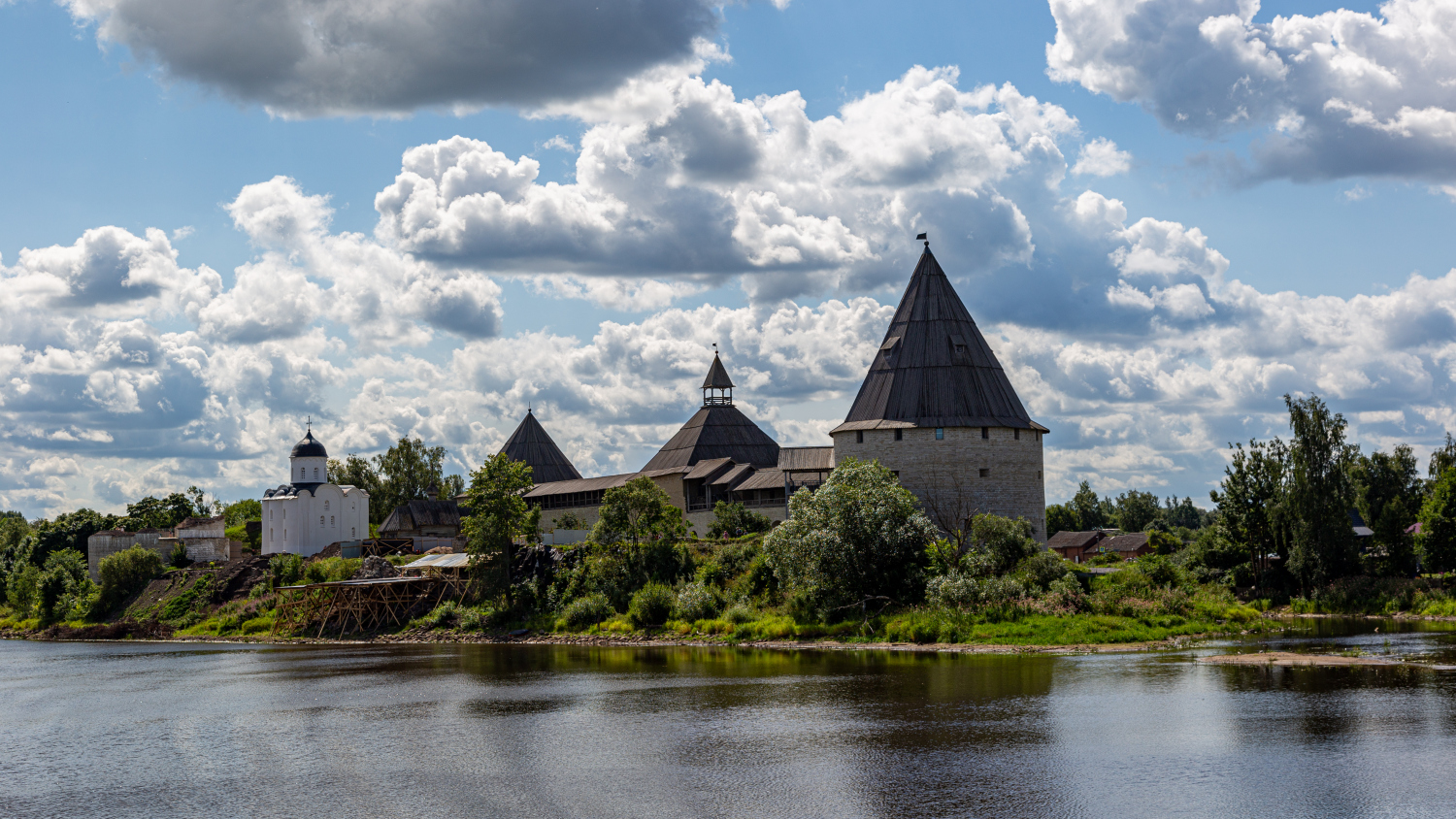 Старая Ладога, Волховский проспект, 19 Стрелочная башня; Волховский проспект, 19 Воротная башня; Волховский проспект, 19 Димитриевская церковь; Волховский проспект, 19 Георгиевская церковь; Волховский проспект, 19 Климентовская башня; Волховский проспект, 19 Раскатная башня