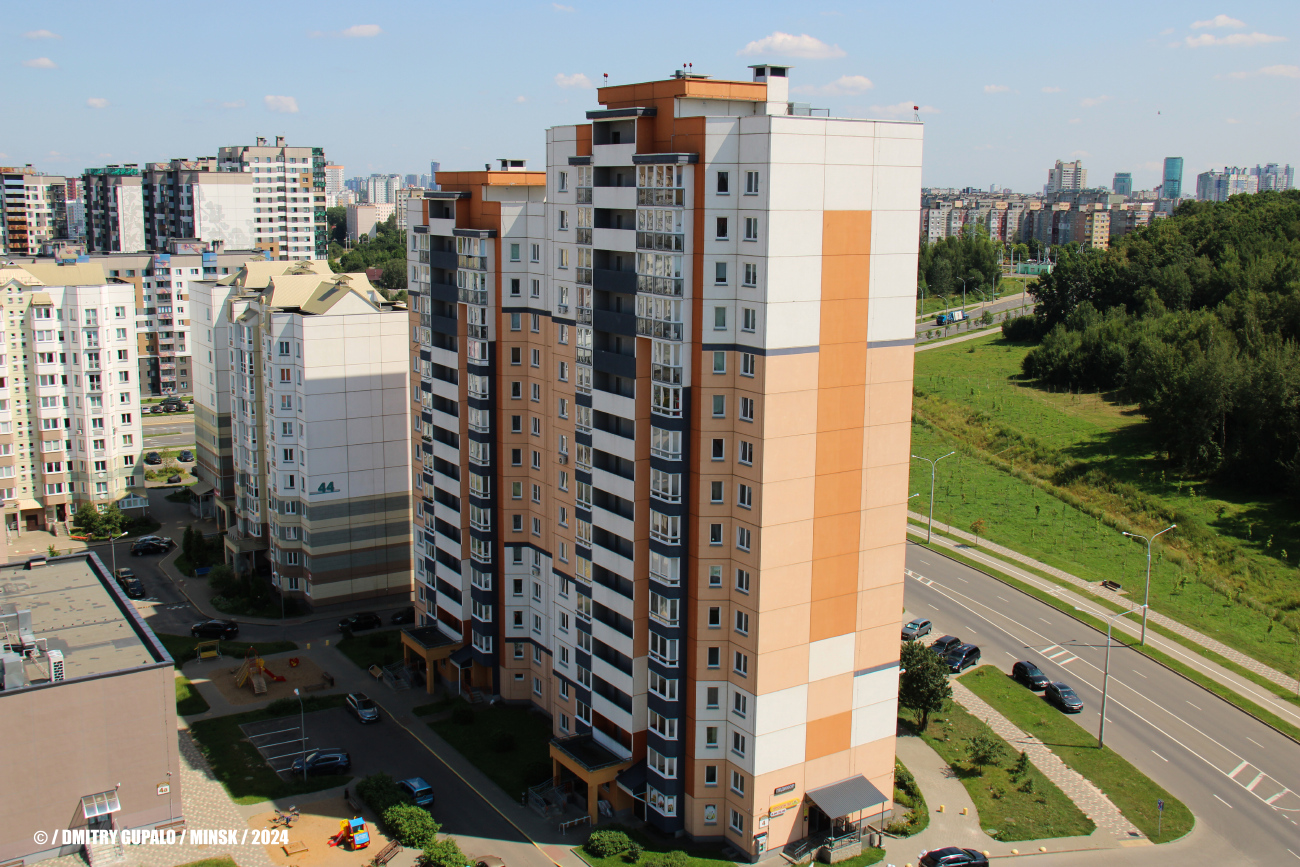 Минск, Улица Маршала Лосика, 4; Улица Юрия Семеняко, 44