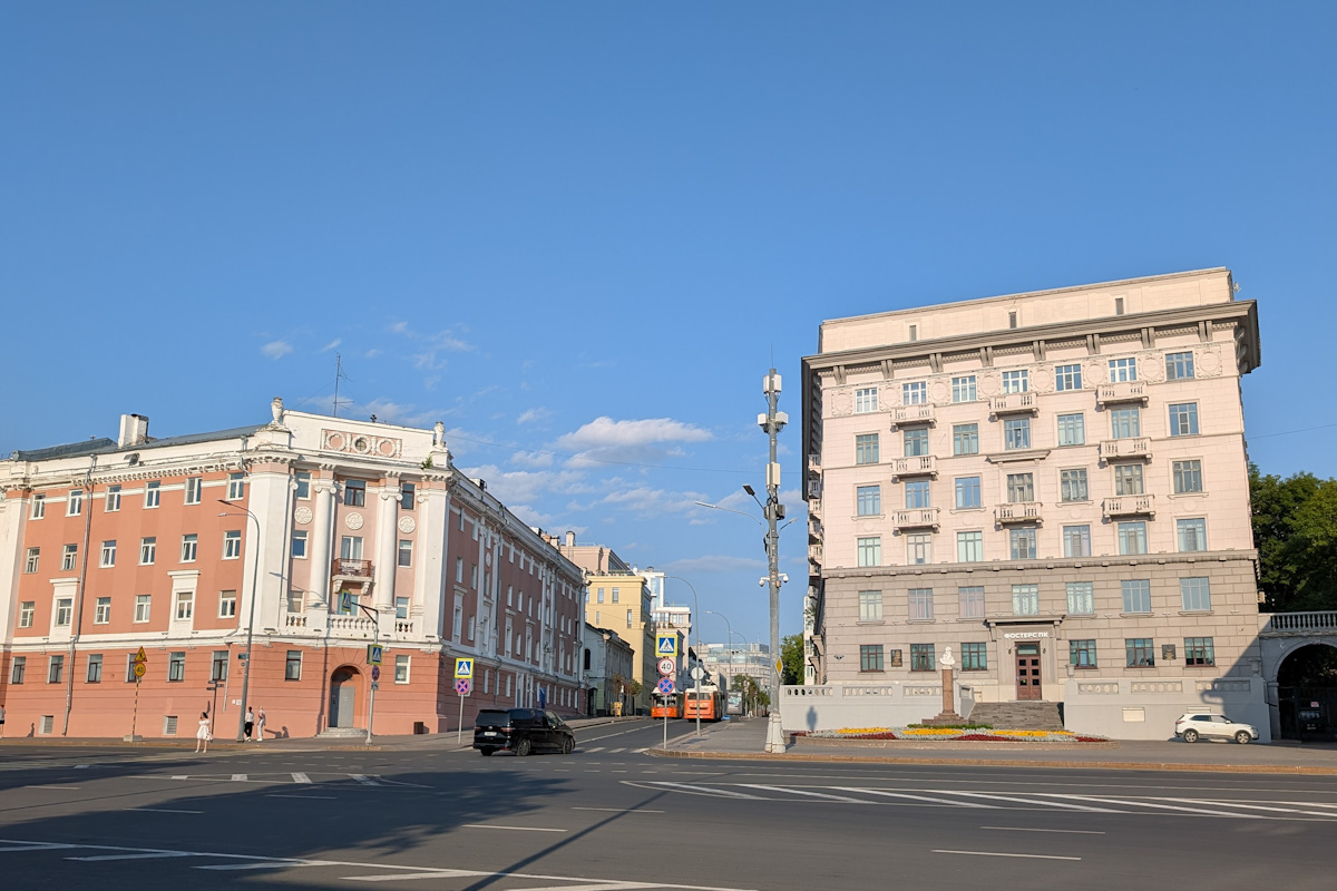 Нижний Новгород, Площадь Минина и Пожарского, 8 / Улица Минина, 2; Улица Минина, 1