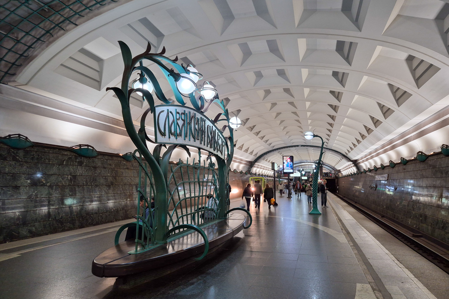 Масква, Арбатско-Покровская линия Московского метрополитена, станция метро «Славянский бульвар»