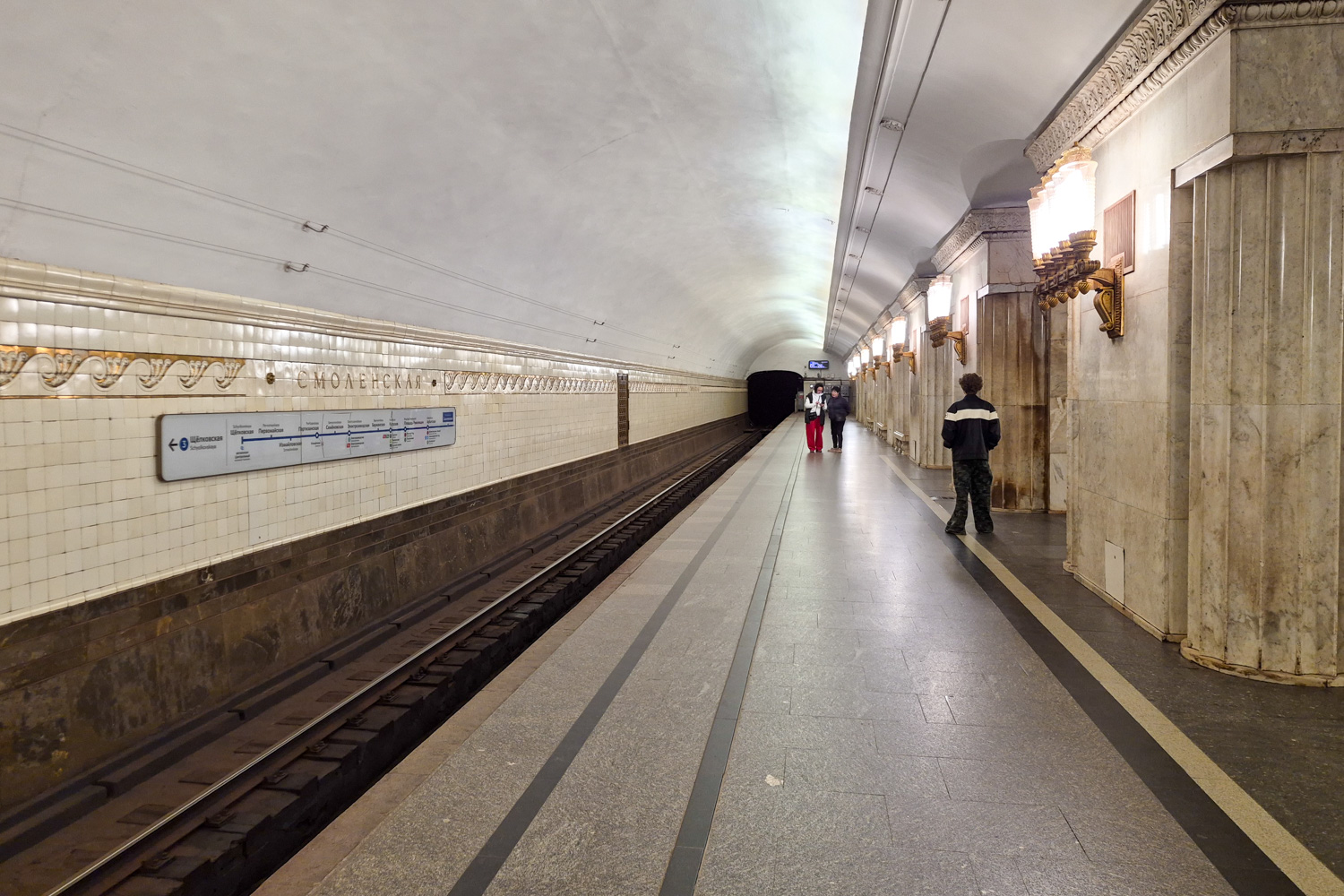 Москва, Арбатско-Покровская линия Московского метрополитена, станция метро «Смоленская»