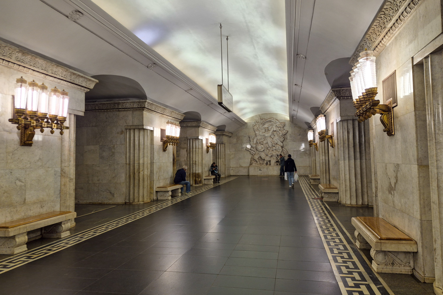 Москва, Арбатско-Покровская линия Московского метрополитена, станция метро «Смоленская»