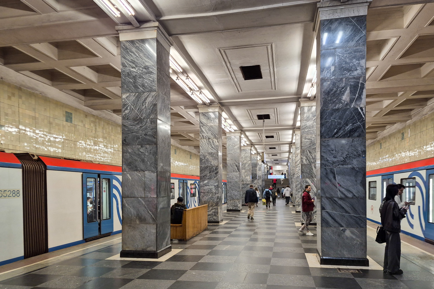 Москва, Сокольническая линия Московского метрополитена, станция метро «Сокольники»
