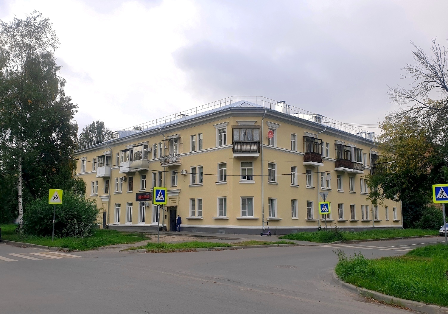 Ярославль, Улица Кудрявцева, 24 / Улица Радищева, 38