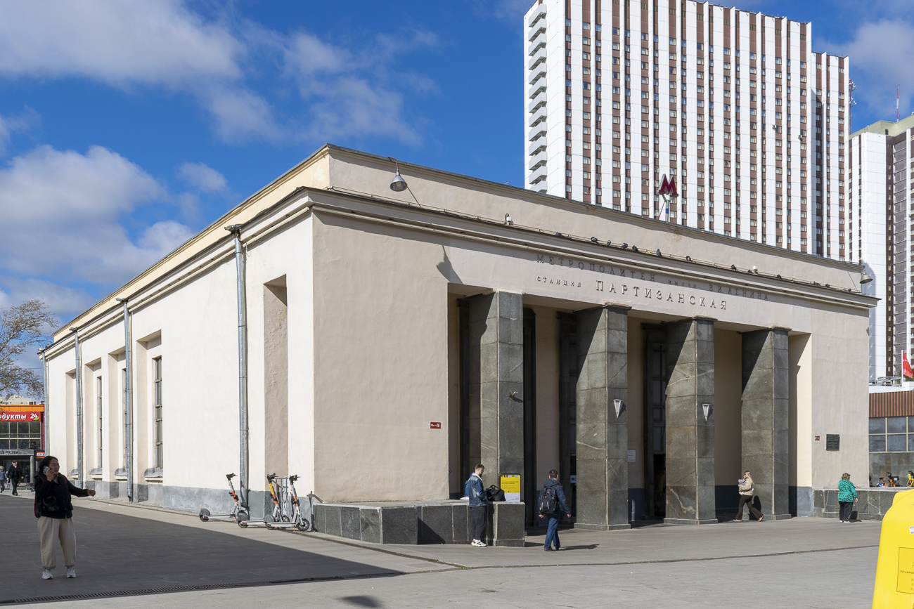 Москва, Арбатско-Покровская линия Московского метрополитена, станция метро «Партизанская»; Измайловское шоссе, 71 корп. 2Б