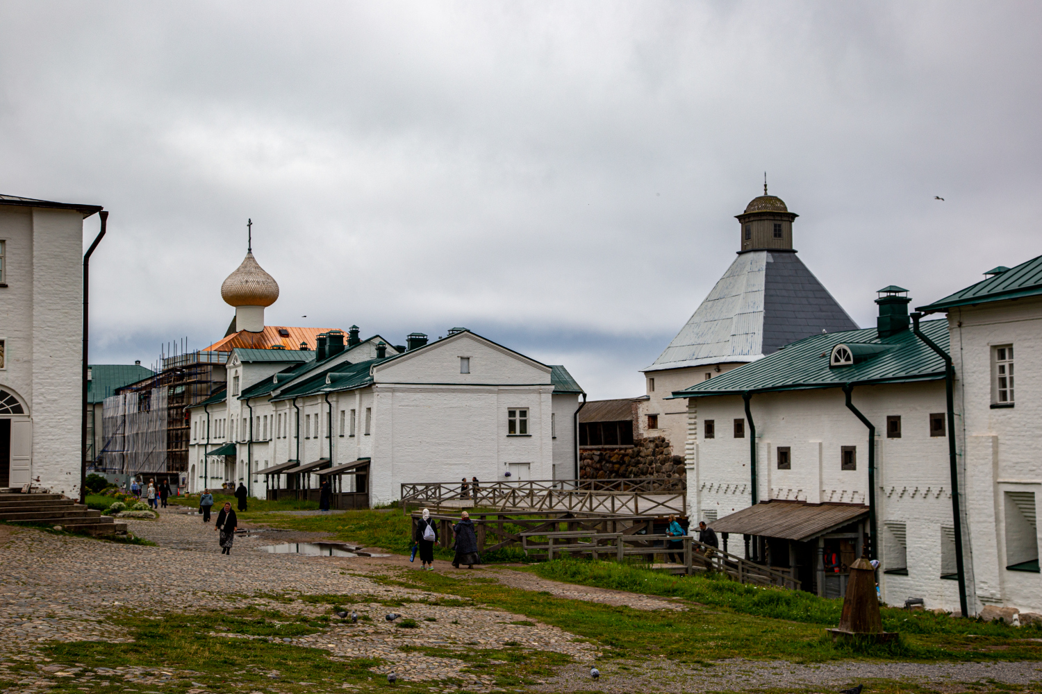 Приморский район, прочие н.п., пос. Соловецкий, набережная бухты Благополучия, 1 корп. 16 Настоятельский корпус; пос. Соловецкий, набережная бухты Благополучия, 1 Успенская башня